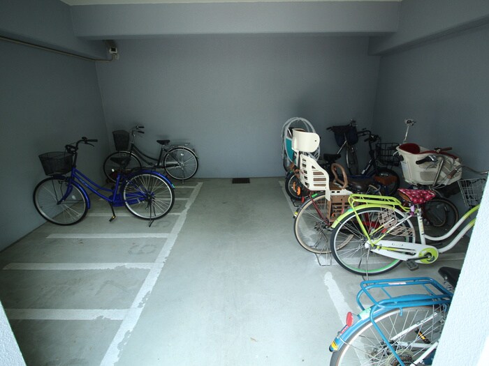 物件外観写真6　(駐輪場)
