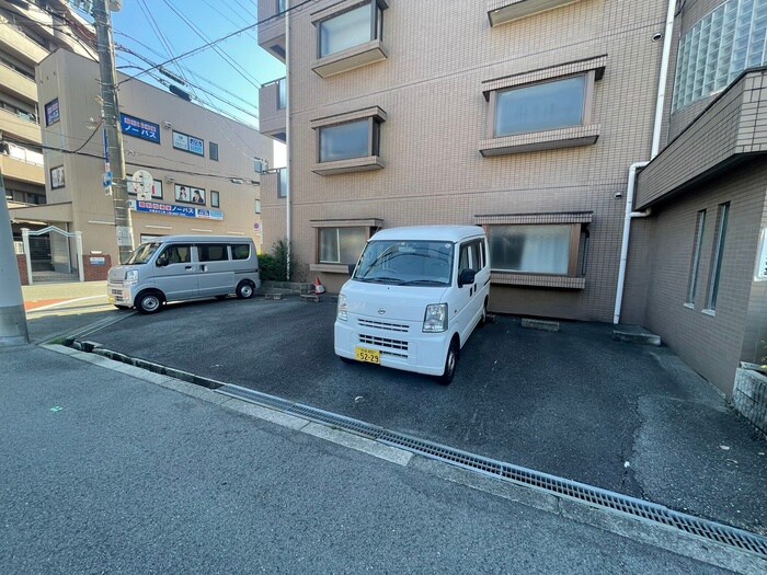 物件外観写真3　(駐車場)