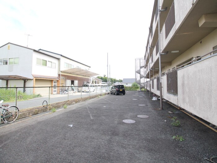 物件外観写真4　(駐車場)