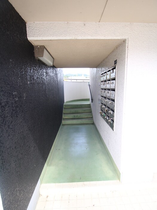 物件外観写真6　(エントランス部分)