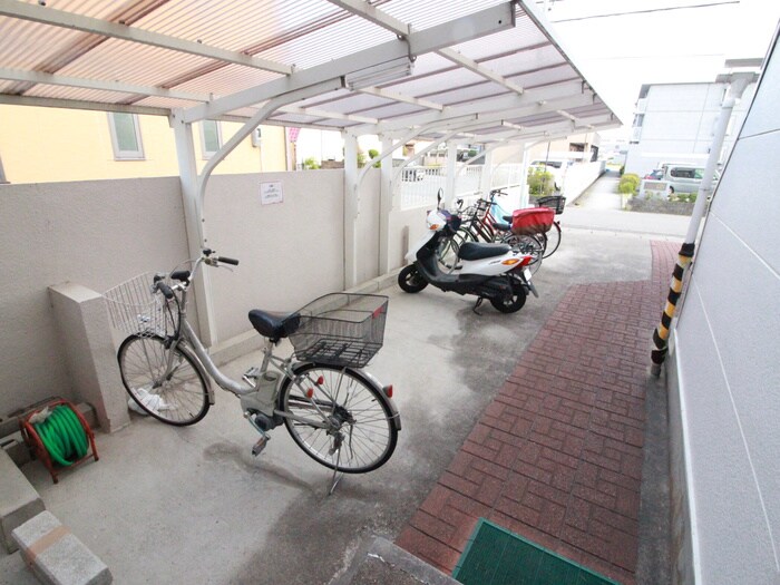 物件外観写真3　(駐輪場)