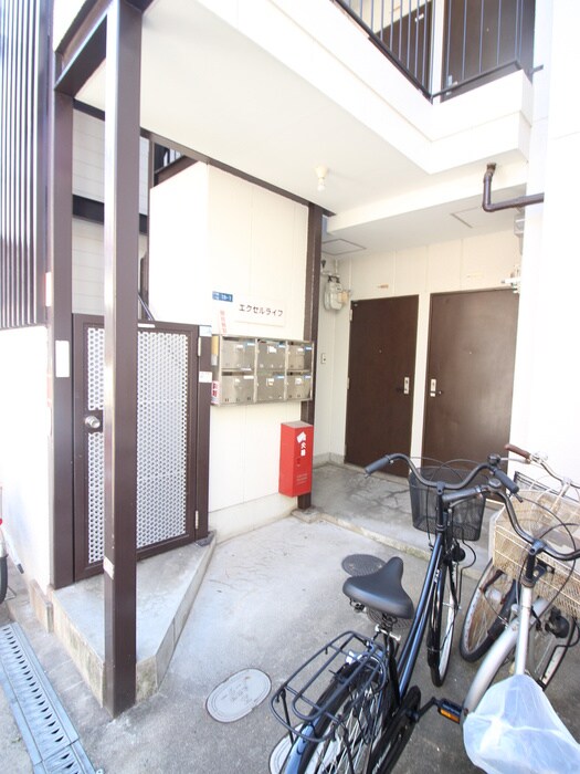 物件外観写真6　(エントランス部分)