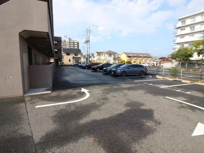 物件外観写真2　(駐車場)