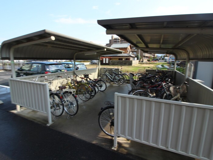 物件外観写真5　(駐輪場)