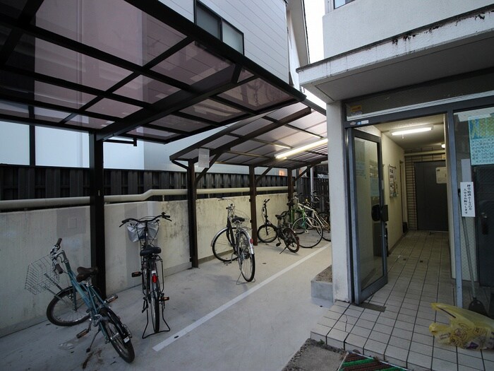 物件外観写真4　(駐輪場)
