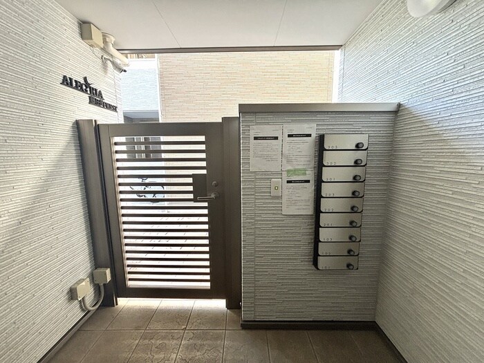 物件外観写真5　(エントランス部分)