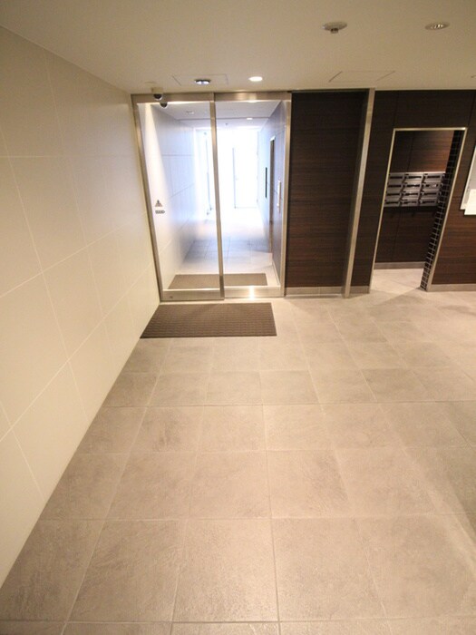 物件外観写真2　(エントランス部分)