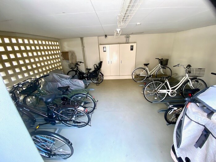 物件外観写真6　(駐輪場)