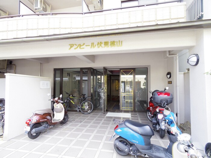 物件外観写真3　(エントランス部分)