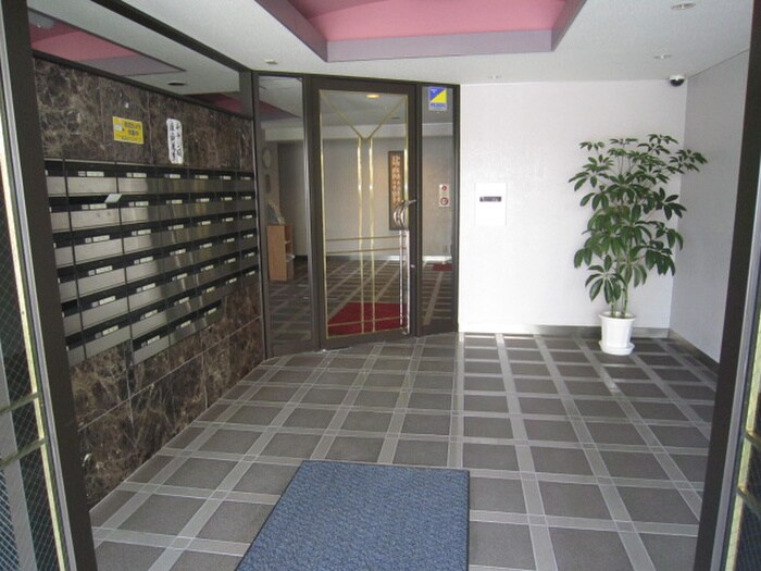 物件外観写真4　(エントランス部分)