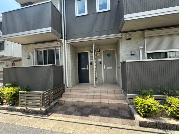 物件外観写真4　(エントランス部分)