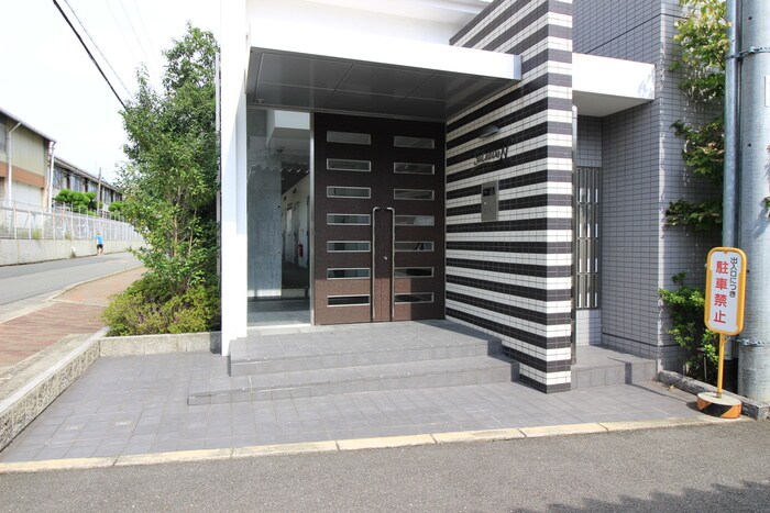 物件外観写真4　(エントランス部分)