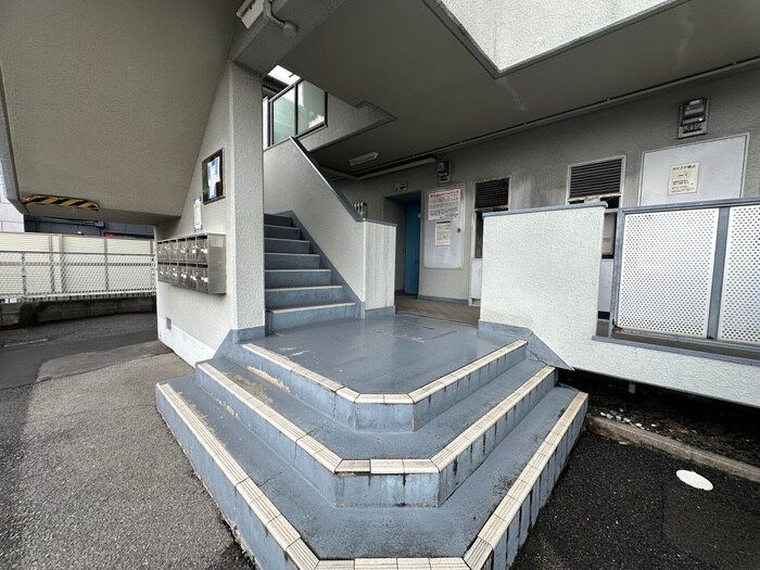 物件外観写真3　(エントランス部分)
