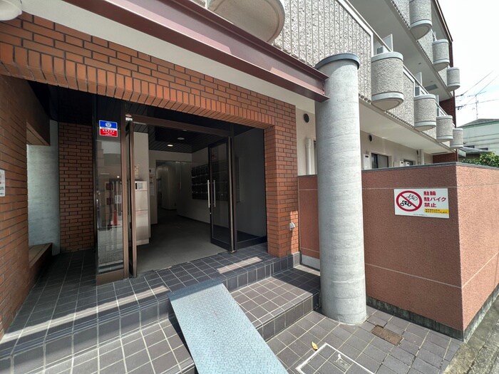 物件外観写真3　(エントランス部分)