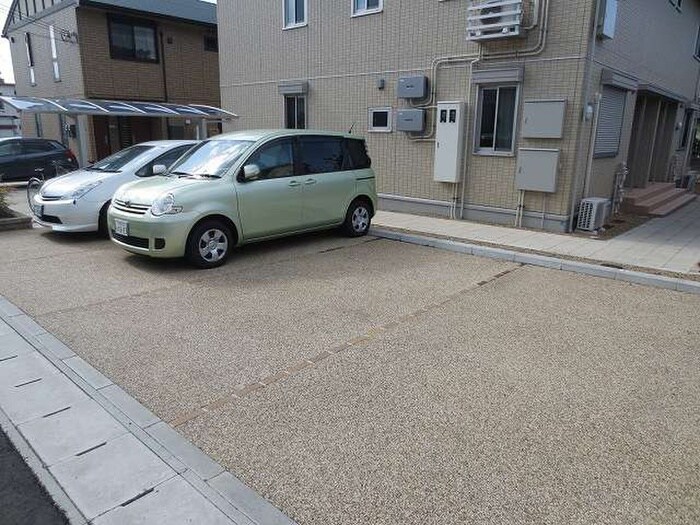 物件外観写真2　(駐車場)