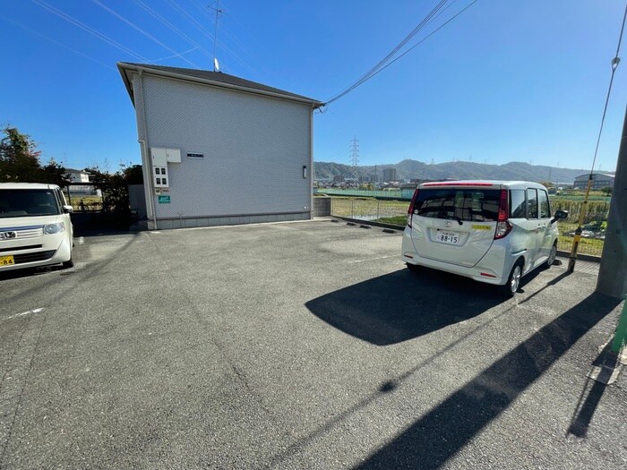 物件外観写真4　(駐車場)