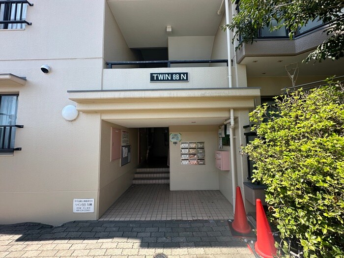 物件外観写真3　(エントランス部分)