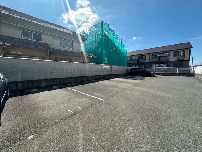 物件外観写真4　(駐車場)