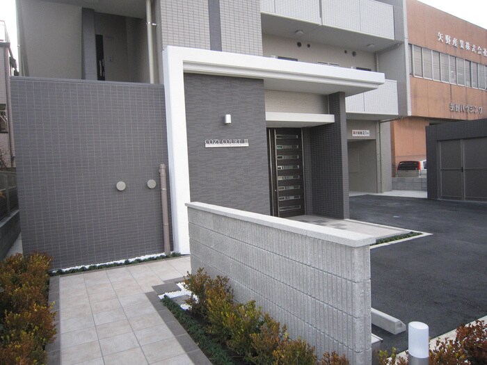 物件外観写真3　(エントランス部分)