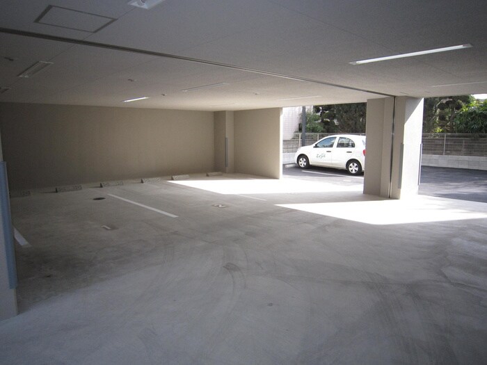 物件外観写真4　(駐車場)