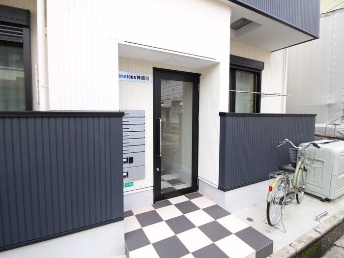 物件外観写真3　(エントランス部分)