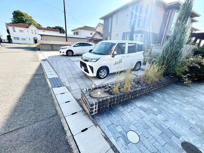 物件外観写真3　(駐車場)