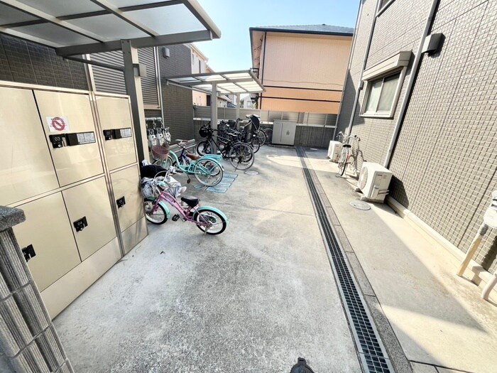 物件外観写真4　(駐輪場)
