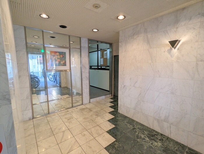 物件外観写真4　(エントランス部分)