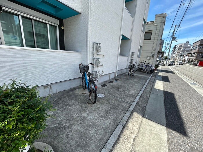 物件外観写真4　(駐輪場)