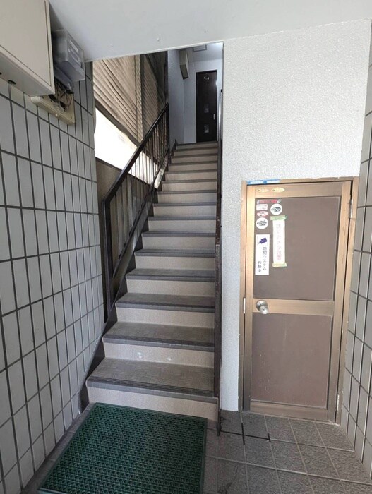 物件外観写真3　(エントランス部分)