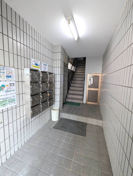 物件外観写真6　(エントランス部分)