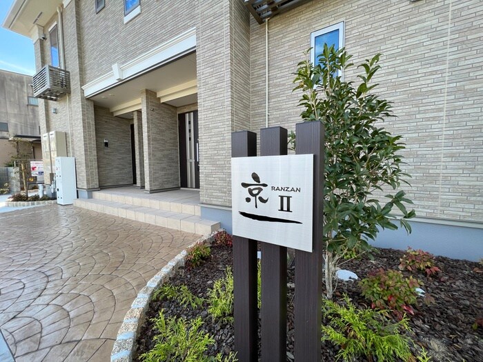 物件外観写真4　(エントランス部分)