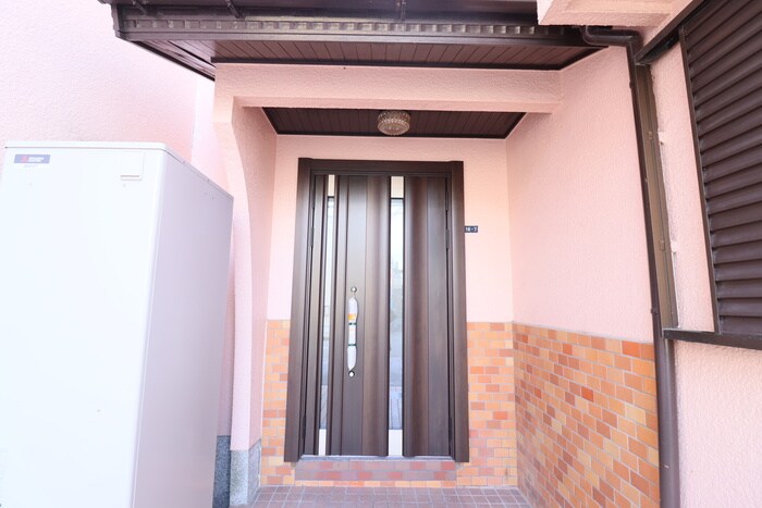 物件外観写真3　(エントランス部分)