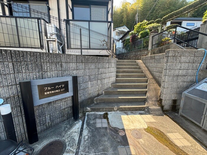 物件外観写真2　(エントランス部分)