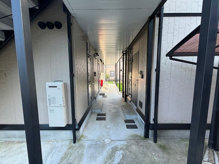 物件外観写真4　(エントランス部分)