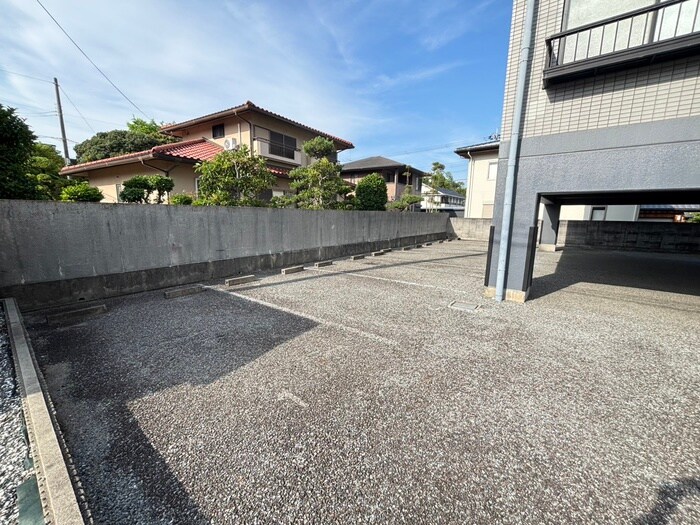 物件外観写真4　(駐車場)