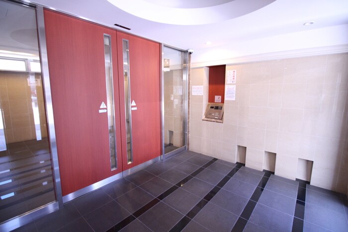 物件外観写真3　(エントランス部分)