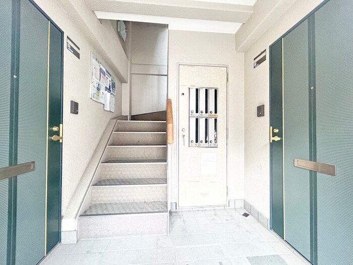 物件外観写真3　(エントランス部分)