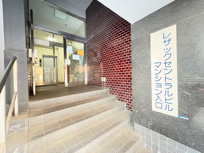 物件外観写真3　(エントランス部分)