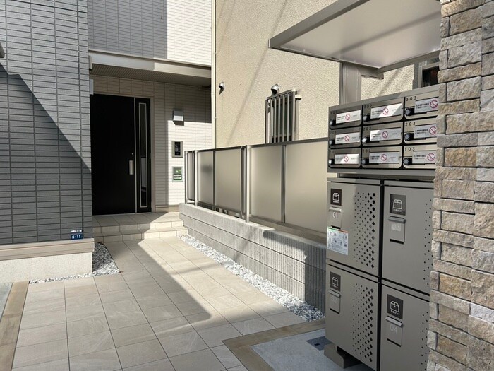 物件外観写真5　(エントランス部分)