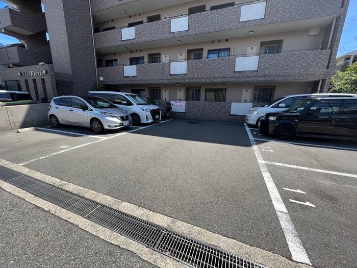 物件外観写真4　(駐車場)
