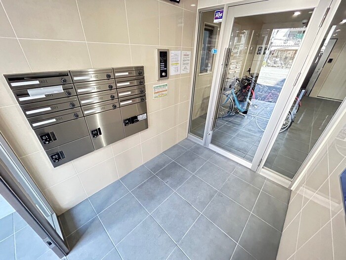 物件外観写真2　(エントランス部分)