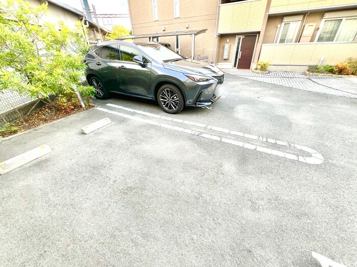 物件外観写真4　(駐車場)