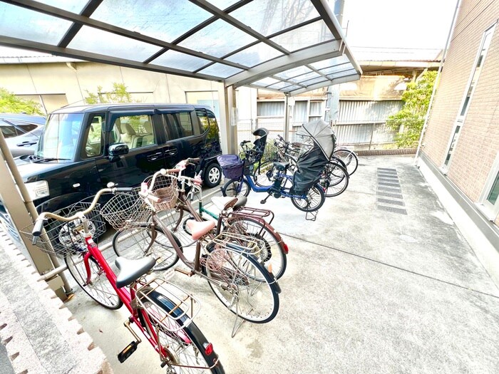 物件外観写真5　(駐輪場)