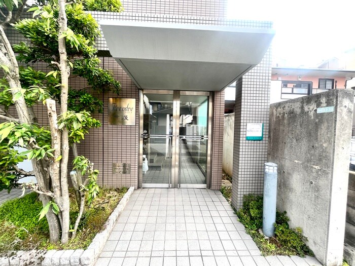 物件外観写真3　(エントランス部分)