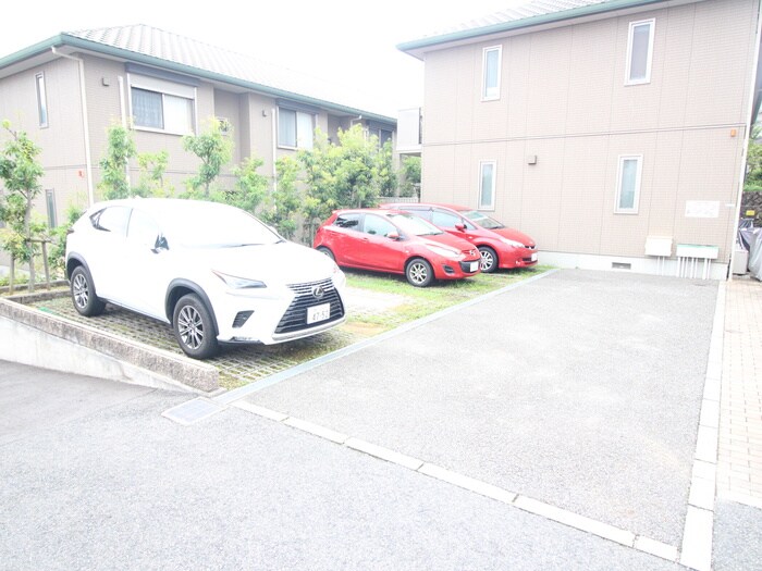 物件外観写真4　(駐車場)