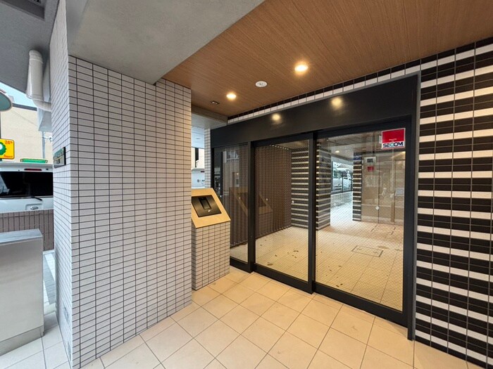 物件外観写真3　(エントランス部分)