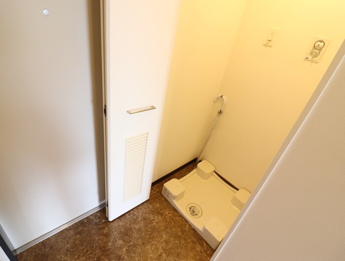 物件内観写真13　(洗濯機置場)
