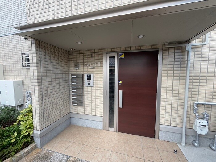 物件外観写真2　(エントランス部分)