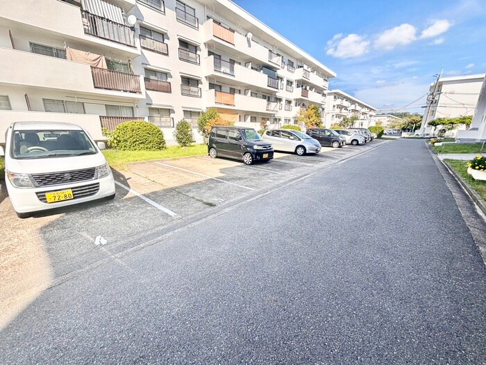 物件外観写真4　(駐車場)